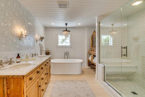 Luxe Pine Island Living Historic Old Florida Gem! in Bokeelia