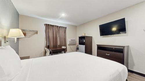 Econo Lodge Olathe - Kansas City - image 10