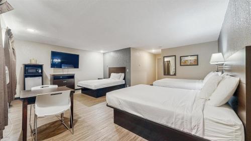 3 queen beds