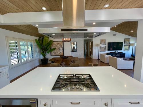 Spectacular City Mountain Views Remodeled Open Plan 3 bdr Home Pool Jacuzzi Oasis in Encino