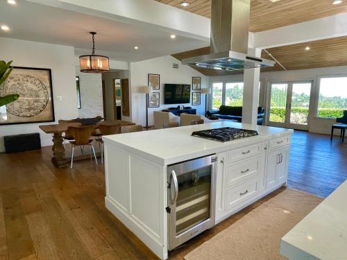 Spectacular City Mountain Views Remodeled Open Plan 3 bdr Home Pool Jacuzzi Oasis in Encino