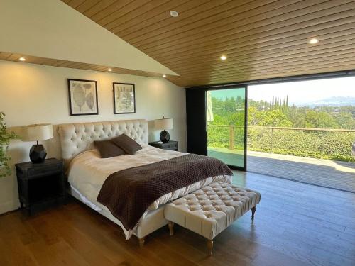 Spectacular City Mountain Views Remodeled Open Plan 3 bdr Home Pool Jacuzzi Oasis in Encino