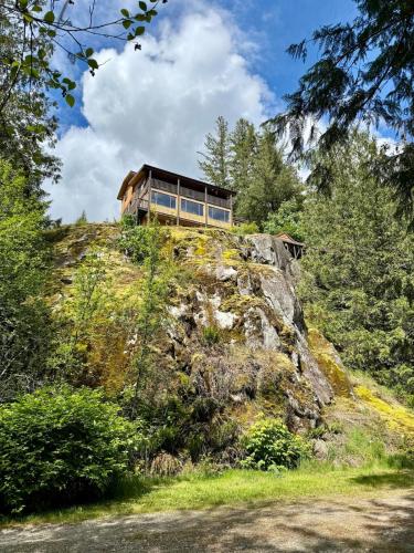 Eagles Nest - epic blufftop cabin Squamish