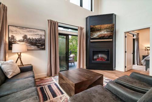 Modern Luxury in the Smokies w Hot Tub, Sevierville