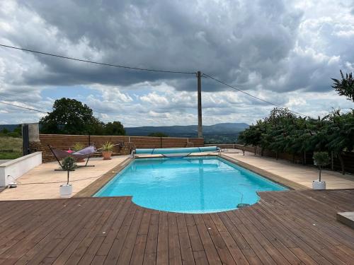 Maison verdoyante et piscine in Kvinžī