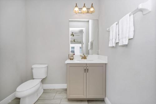 Attractive Home by Rentyl with Game Room Near Disney - 401S - image 11
