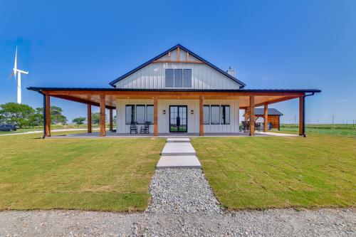 . Rural Home with Hot Tub Less Than 7 Mi to Winery and Golfing