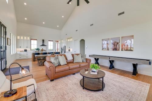 Rural Home with Hot Tub Less Than 7 Mi to Winery and Golfing in Muenster (TX)