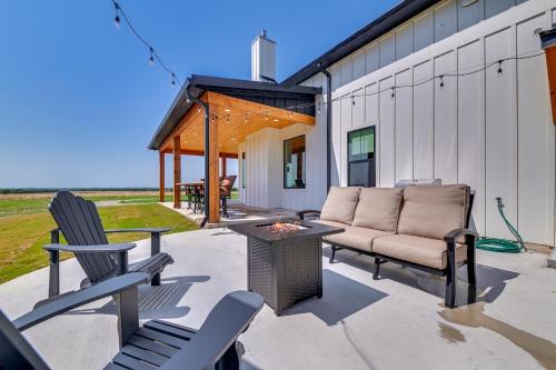 Rural Home with Hot Tub Less Than 7 Mi to Winery and Golfing in Muenster (TX)