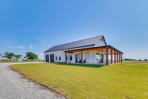 Rural Home with Hot Tub Less Than 7 Mi to Winery and Golfing in Muenster (TX)