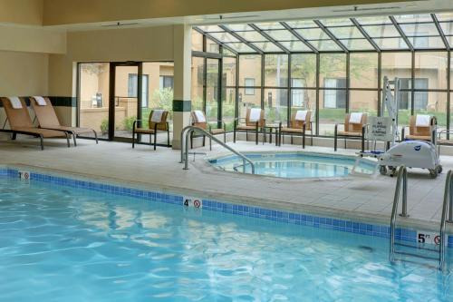 Courtyard by Marriott Indianapolis Airport - image 2