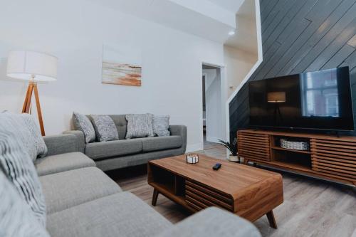 Modern Soulard 4BR-2BR Group Haven Patio & Fun in Soulard, USA