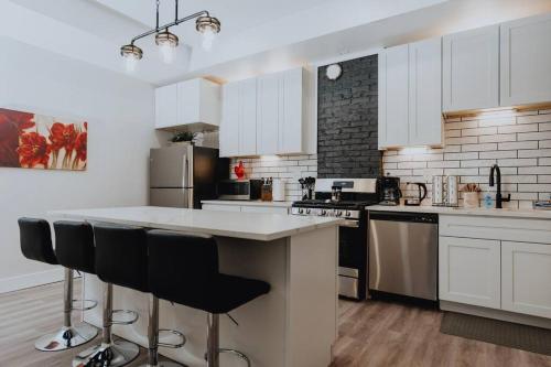 Modern Soulard 4BR-2BR Group Haven Patio & Fun in Soulard, USA