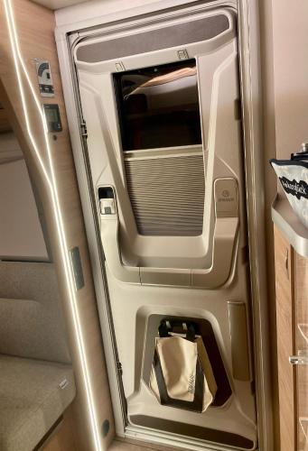 5 Sterne Wohnwagen - reservierter Stellplatz - direkt am Messegelände-Duschräumlichkeiten- CARAVAN at Fair Ground - Kitchen - Heating - WorkPlace- Campsite extra on cost -payable at fair ground approx 39 - 49 EUR-Stellplatz bezahlbar direkt bei GfVMesse, Hannover (fotografie 4)