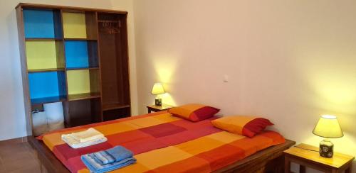 1 queen bed, 1 sofa bed