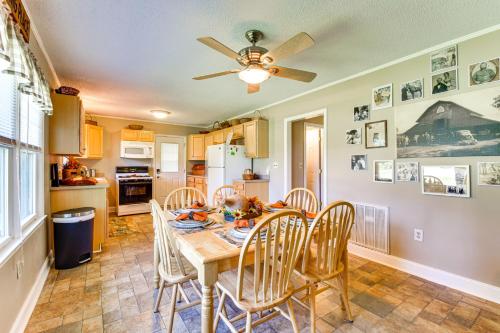 8 Mi to Clemson: Peaceful Family Home w/ Yard in 塞內卡 (SC)