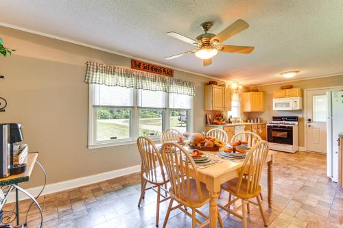 8 Mi to Clemson: Peaceful Family Home w/ Yard in 塞內卡 (SC)