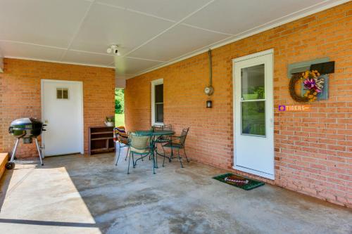 8 Mi to Clemson: Peaceful Family Home w/ Yard in 塞內卡 (SC)