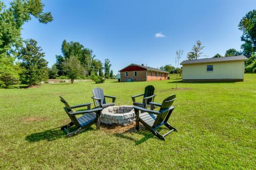 8 Mi to Clemson: Peaceful Family Home w/ Yard in 塞內卡 (SC)