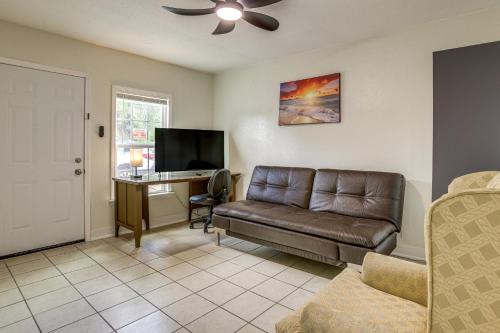 Suburban Home By Arthur Storey Park and HCA Houston!
