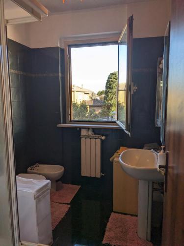 Camera con bagno in villa in ปิเอเว เอมานูเอเล