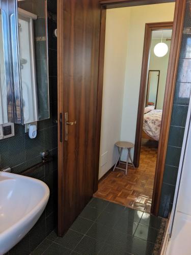 Camera con bagno in villa in ปิเอเว เอมานูเอเล