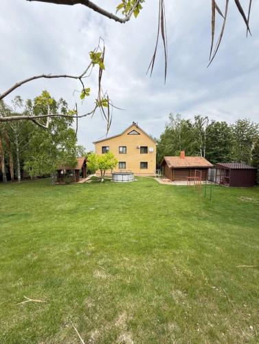 Комфортний будинок для сімейного відпочинку в Ржищеві (Комфортнии будинок для сімеиного відпочинку в Ржищеві) in Verem'Ya