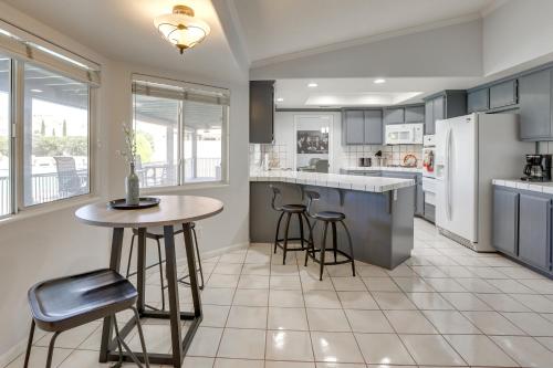 Pool, Spa and Mountain Views Apple Valley Retreat! in Apple Valley (CA)