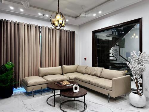 Luxury 10 Marla Fully Furnished House for Rent in DHA Phase 4 - image 2
