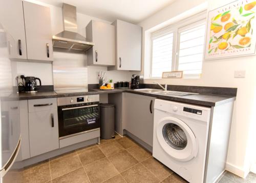 Bright and Stylish 3-bed House - Families and Contractors - Near Coventry Arena and M6 in Foleshill