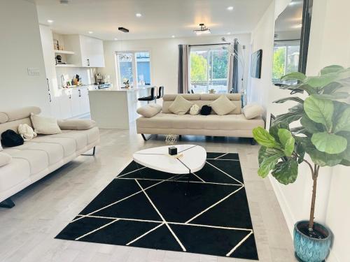 Baraqah Residence Gorgeous New 5BD Home 15mins-MTL – khách sạn tại Saint-Hubert