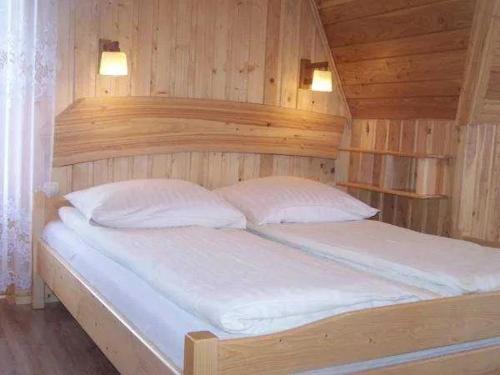 1 queen bed, 1 twin bed