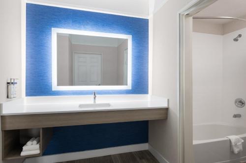 Fürdőszoba, Holiday Inn Express & Suites San Dimas by IHG in San Dimas