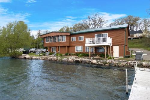 Multi-unit with lake access