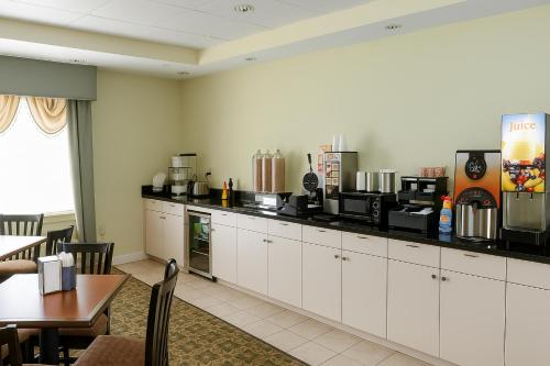 Ambassador Inn & Suites - image 10