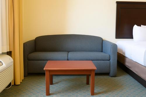 Ambassador Inn & Suites - image 9