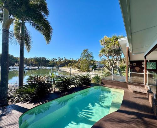 Okružje, LAGUNA PARADISE - Island house with private beach & pontoon on lagoon - 4 bedrooms in Južni otok Stradbroke 