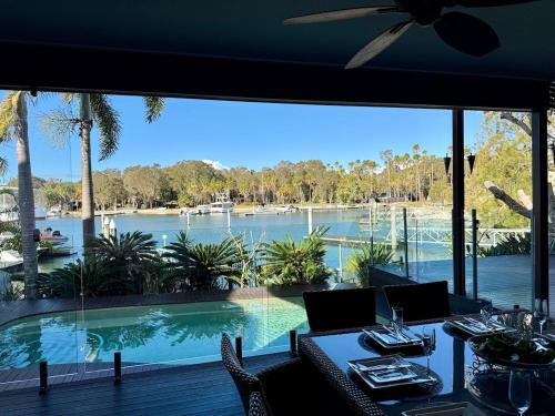 Okružje, LAGUNA PARADISE - Island house with private beach & pontoon on lagoon - 4 bedrooms in Južni otok Stradbroke 