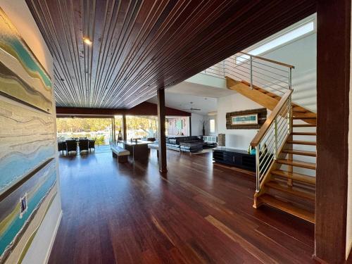 LAGUNA PARADISE - Island house with private beach & pontoon on lagoon - 4 bedrooms in Južni otok Stradbroke 