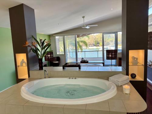 Vruća kupka, LAGUNA PARADISE - Island house with private beach & pontoon on lagoon - 4 bedrooms in Južni otok Stradbroke 