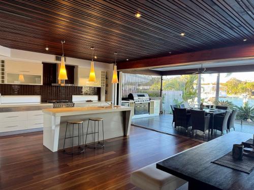 kuhinja, LAGUNA PARADISE - Island house with private beach & pontoon on lagoon - 4 bedrooms in Južni otok Stradbroke 