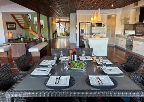 kuhinja, LAGUNA PARADISE - Island house with private beach & pontoon on lagoon - 4 bedrooms in Južni otok Stradbroke 