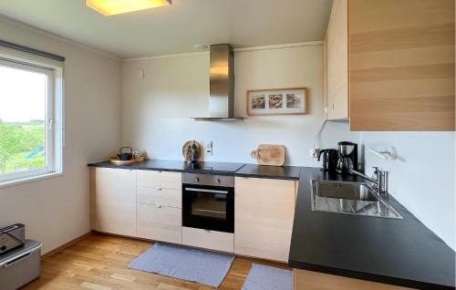 Konyha, 3 Bedroom Beautiful Home In Borhaug in Borhaug