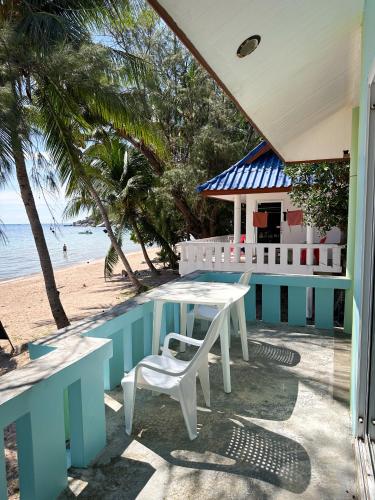 O'chai Bungalows near Nang Yuan Island