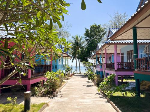 O'chai Bungalows near Nang Yuan Island