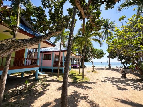 O'chai Bungalows near Nang Yuan Island