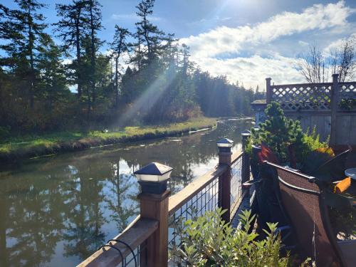Charming Cottage by Creek & Ocean