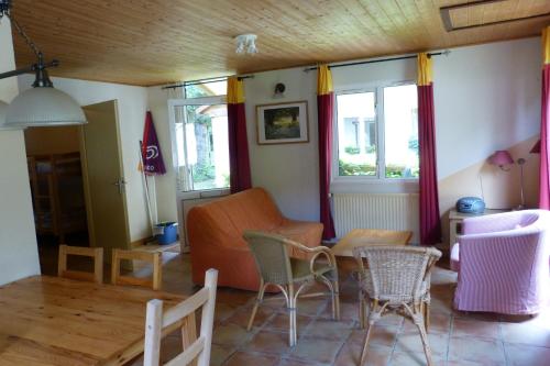 Chateau-camping la Grange Fort, 63500 Les Pradeaux