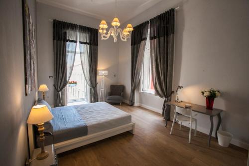 Largo Donnaregina Home, Naples
