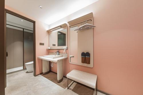 Hanting Hotel Yanqing Beijing Wanda Plaza - image 4